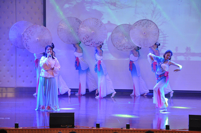 女子监狱举行三八妇女节文艺汇演